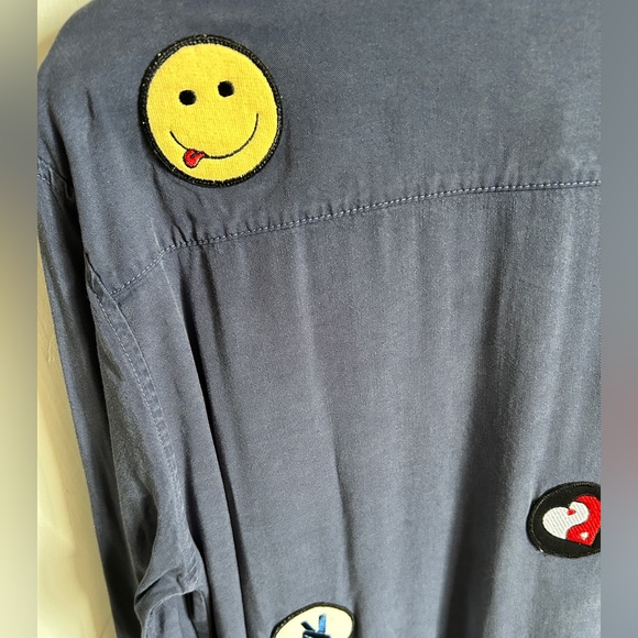 Lauren Moshi Sloan Button Down Blouse Peace, love patches - Picture 7 of 9